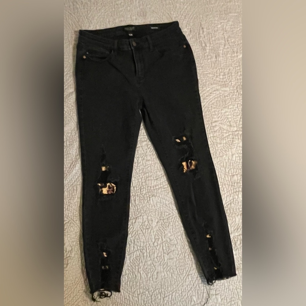 Black Skinny w/ holes/leopard